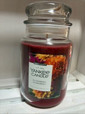 Yankee Candle Blooming Memories Jar Candle - Deep Red